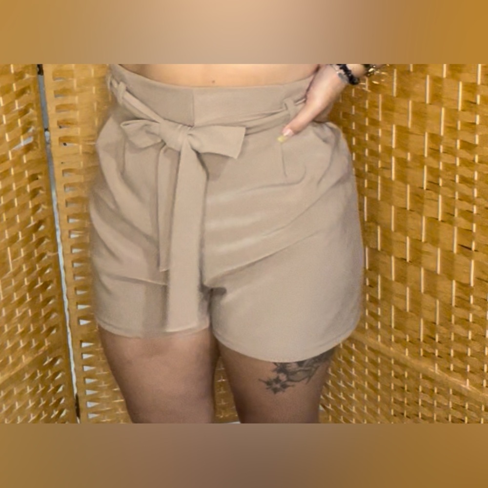 Woman’s Paper Bag khaki shorts